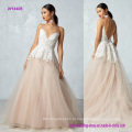 um lindo vestido de noiva blush com deslumbrante renda terminado